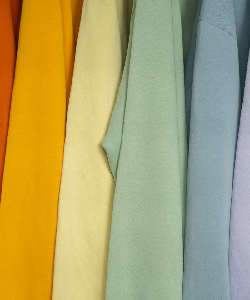 Vestes rangées en dégradé de couleurs, de l'orange au lilas